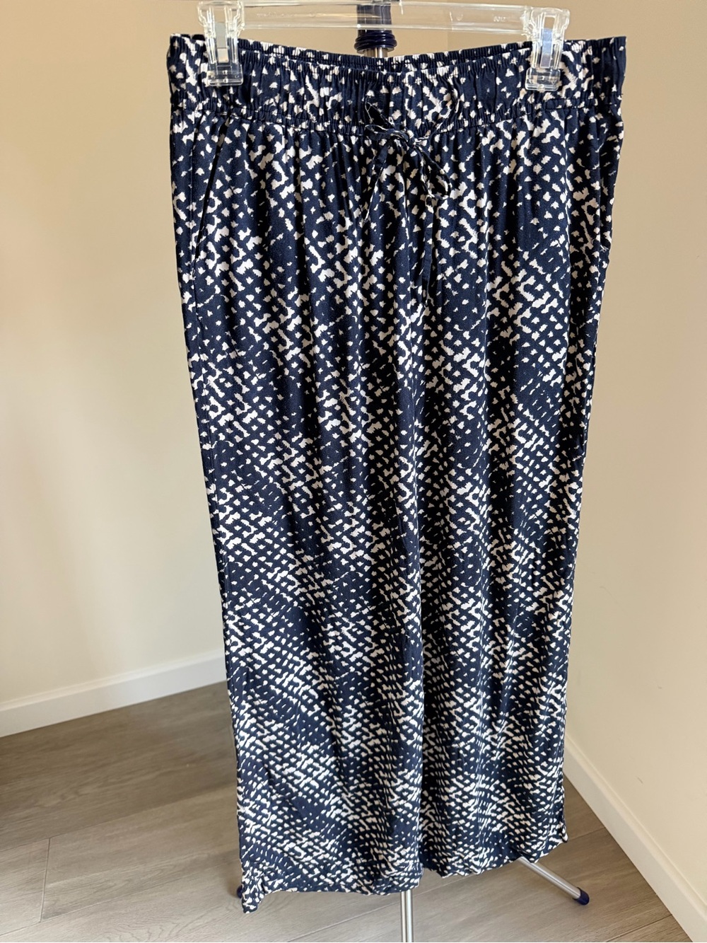 a.n.a Navy/Gray & Tan Patterned Wide-Leg Drawstring Pants M.